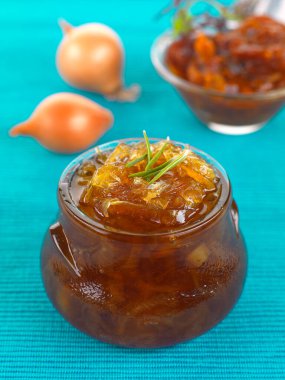 Soğan ve zeytinyağından yapılmış bir baharat.