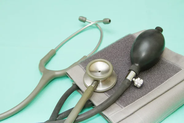 Tansiyon aleti ve kan basıncını ölçmek için kullanılan stetoskop — Stok fotoğraf