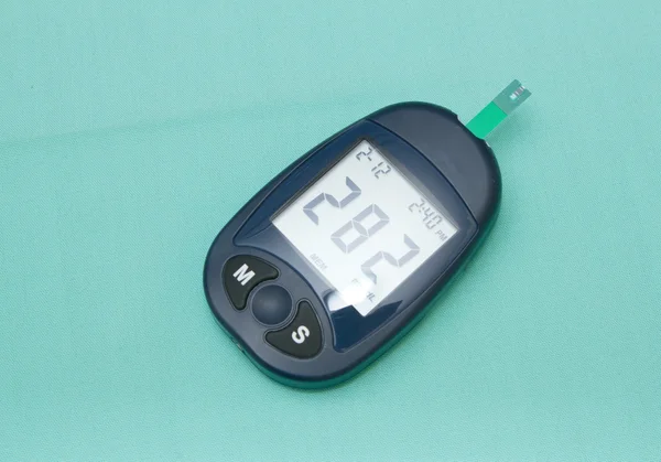 Utilisation du glucomètre pour le test sanguin diabétique — Photo