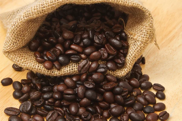 Close up de grãos de café em um saco — Fotografia de Stock