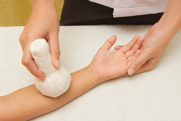Barn massage underarm med växtbaserade komprimera bollar — Stockfoto