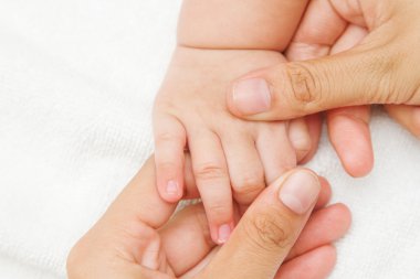 Anne bebeğini mutluluk dokunmatik el masaj el
