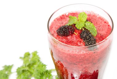 Mix berry smoothie çilek ve nane yaprağı ile