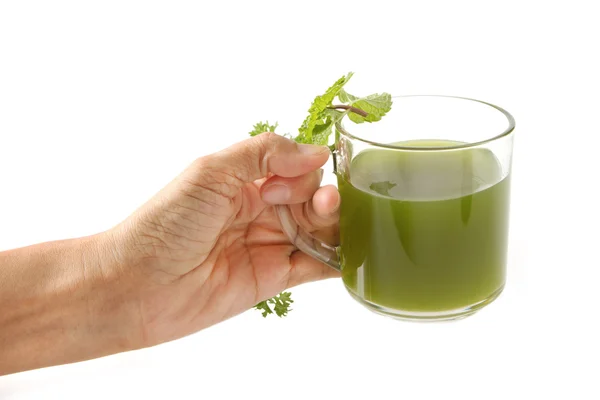 Vrouw hand geven een gezonde groene groentesap — Stockfoto