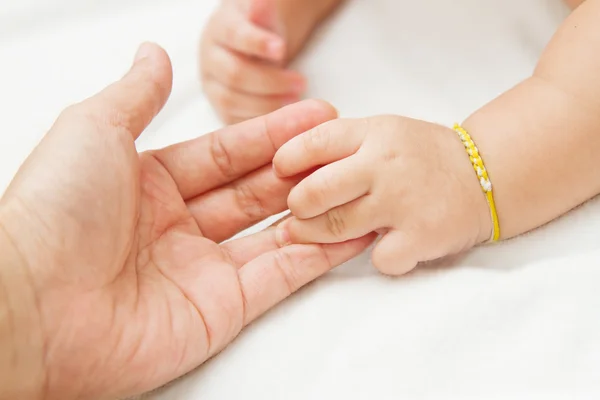 Mano del bebé sosteniendo la mano de la madre juntos, toque de felicidad — Foto de Stock