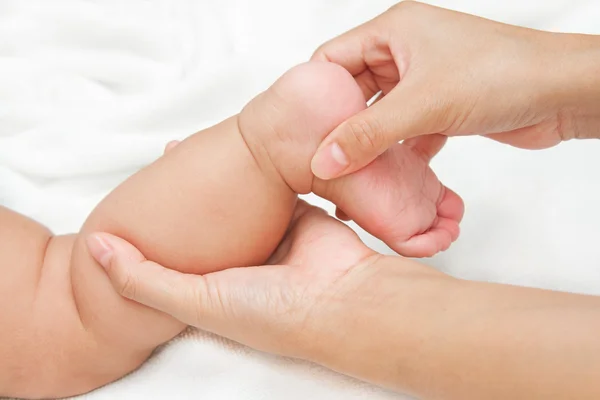 Madre masajeando el pie del pequeño bebé — Foto de Stock