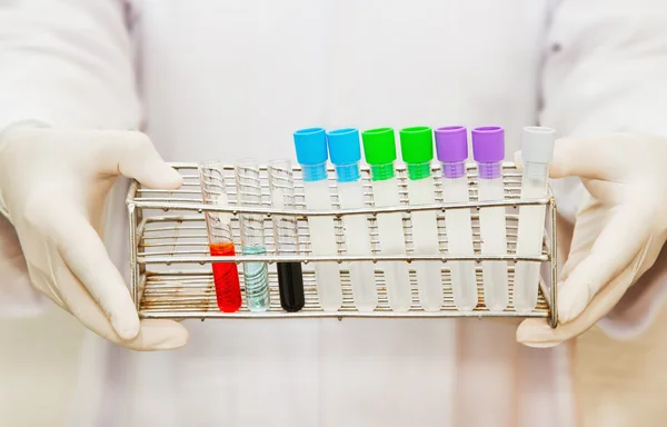 Mão de um científico segurando um teste de tubo — Fotografia de Stock