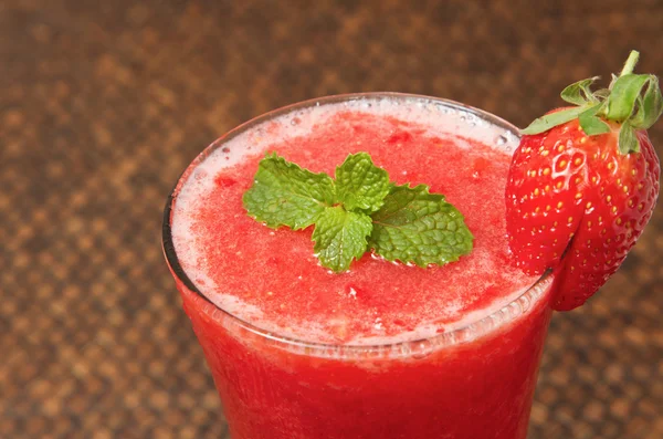 新鲜的草莓奶昔、 果汁的健康 — 图库照片