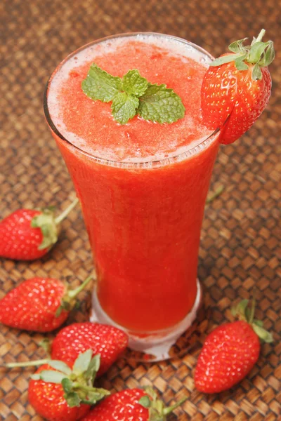 Batido de fresa fresca, jugo para la salud —  Fotos de Stock