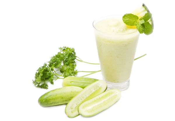 Gezonde groene fruit smoothie met komkommer en peterselie — Stockfoto