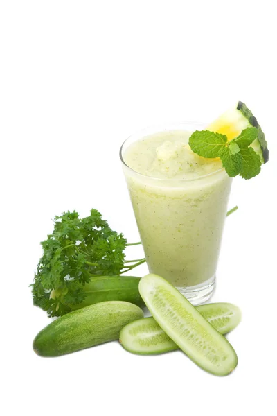 Smoothie vegetal verde saudável com pepino e salsa — Fotografia de Stock