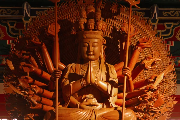 Guan Yin Skulptur tausend handgeschnitzte Holzskulpturen — Stockfoto