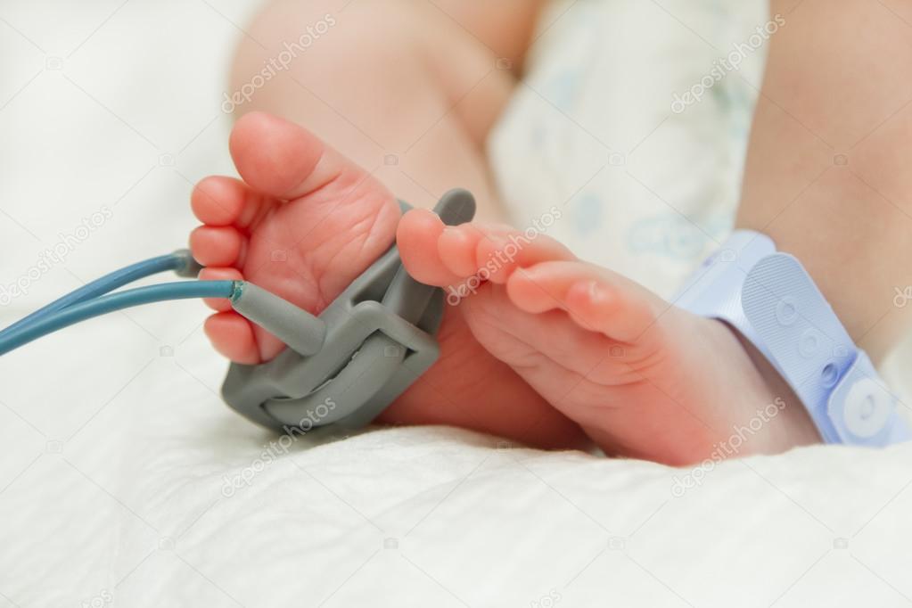 feet of new born baby sick in incubator chamber