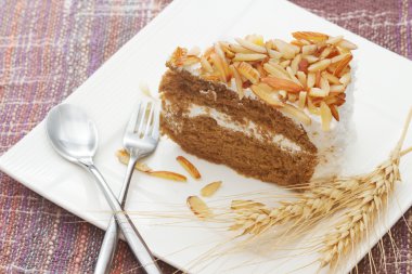 ev yapımı ekmek üzerinde beyaz bulaşık kahve bademli kek