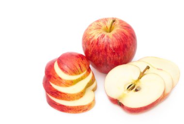 beyaz izole kırmızı dilimlenmiş elma
