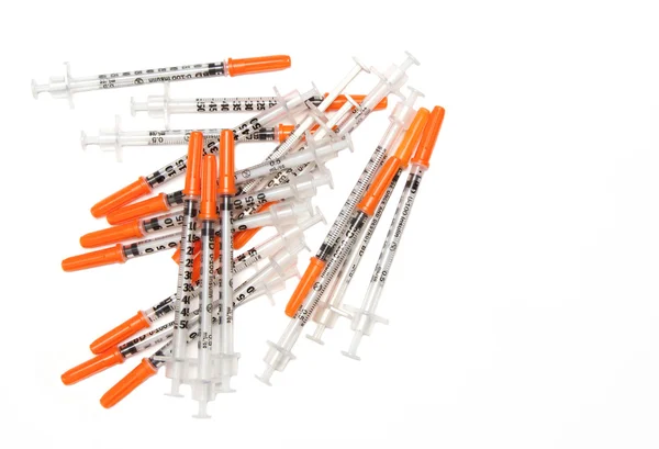 Pile de seringues médicales sur fond blanc — Photo