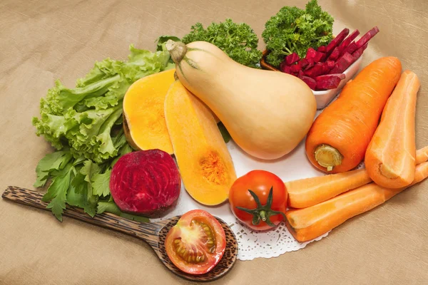 Surtido de verduras frescas con ensalada de remolacha — Foto de Stock