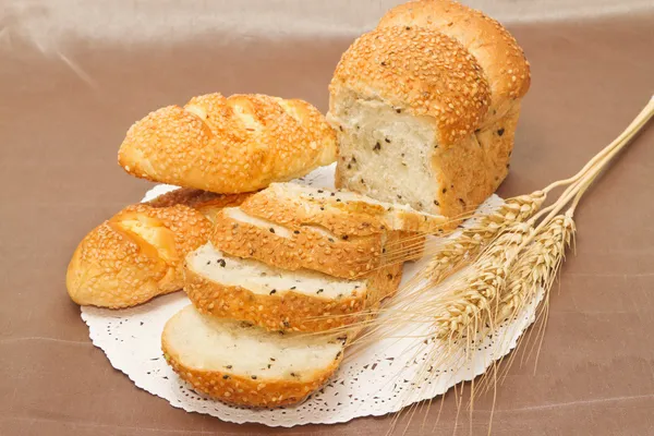 Whole wheat bread with sesame — Stock Photo, Image