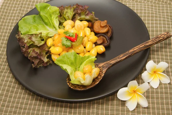 Comida vegetariana, semillas de ginkgo con champiñones —  Fotos de Stock