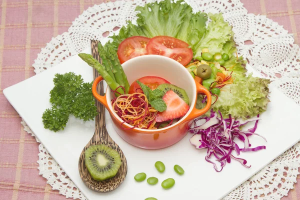 Närbild på blandade grönsaker och fruktsallad, hälsosam mat — Stockfoto