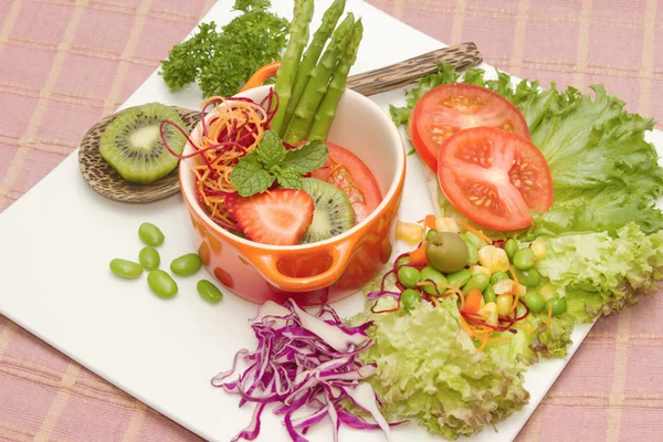 Close up van gemengde groente en fruitsalade, gezonde voeding — Stockfoto