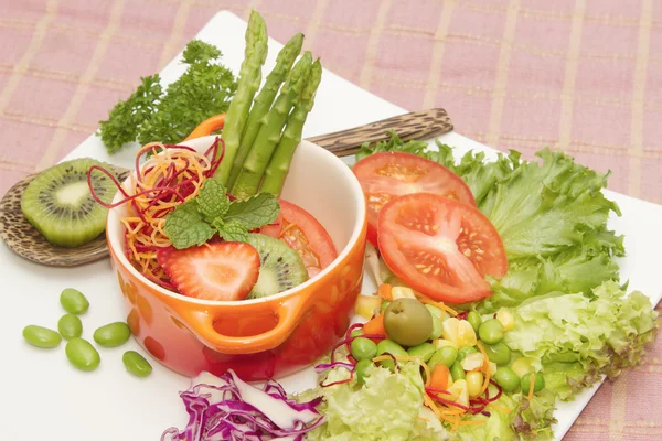 Nahaufnahme von gemischtem Gemüse- und Obstsalat, gesunde Ernährung — Stockfoto