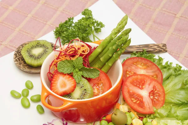 Закрытие смешанного овощного и фруктового салата, здоровая пища — стоковое фото