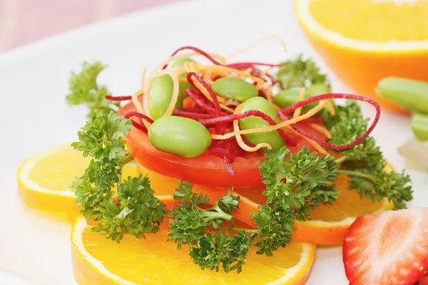 Ensalada de fusión de cerca, vetgetable y ensalada de frutas —  Fotos de Stock