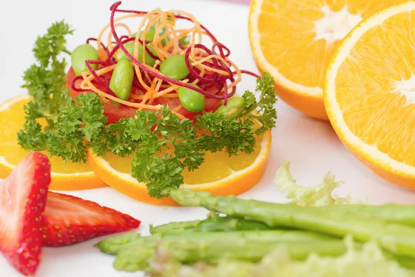 Gros plan salade fusion, vetgetable et salade de fruits — Photo