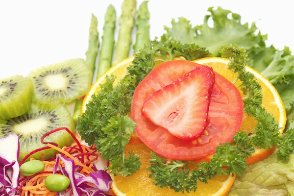 Menutup salad buah fusion, salad sayuran dan buah — Stok Foto