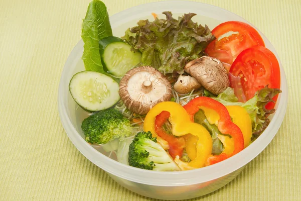 Färska grönsaker i skålen — Stockfoto
