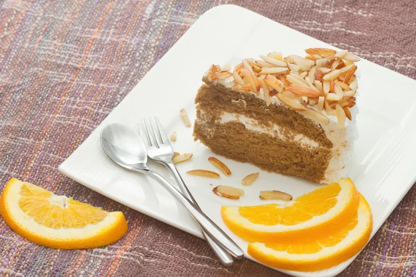 Pastel de almendras de café, panadería casera con rebanada de naranja — Foto de Stock