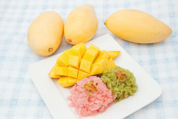 Thajské dezerty, mango a barevné lepkavá rýže — Stock fotografie