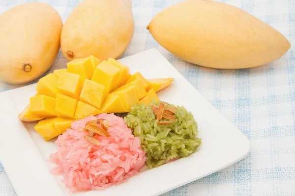 Sobremesas tailandesas, manga e arroz pegajoso colorido — Fotografia de Stock