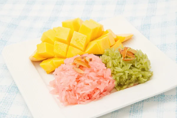 Postres tailandeses, mango y colorido arroz pegajoso —  Fotos de Stock