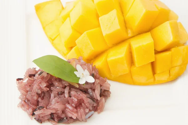 Thaise desserts, mango en kleurrijke kleverige rijst — Stockfoto