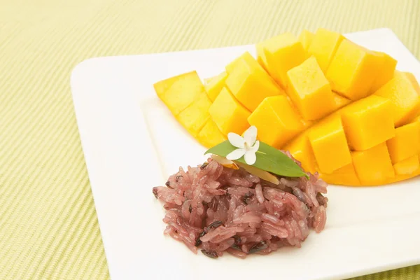 Thaise desserts, mango en kleurrijke kleverige rijst — Stockfoto