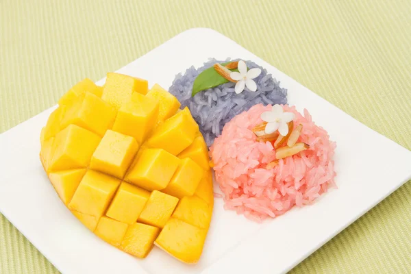 Thaise desserts, mango en kleurrijke kleverige rijst — Stockfoto