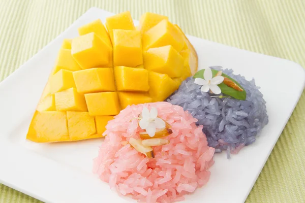 A thai desszertek, mangó és színes ragacsos rizs — Stock Fotó