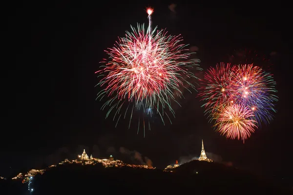 Belo fogo de artifício na montanha Khao Wang, Província de Petchaburi, T — Fotografia de Stock