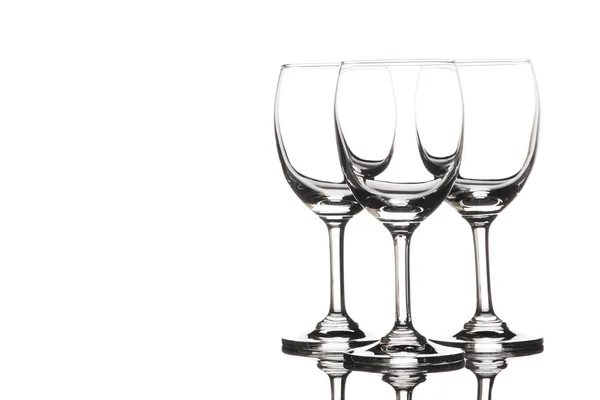 Три порожні келихи для вина на білому тлі — стокове фото
