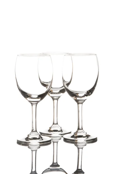 Três copos de vinho vazios no fundo branco — Fotografia de Stock