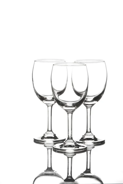 Три келихи для вина на білому фоні — стокове фото