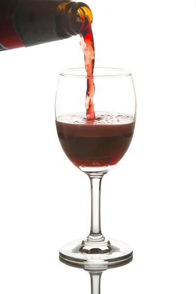 赤ワイン、ワイングラスに注いだ — ストック写真