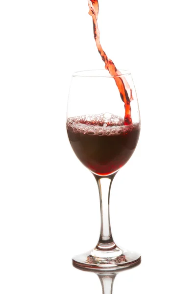 赤ワイン、ワイングラスに注いだ — ストック写真