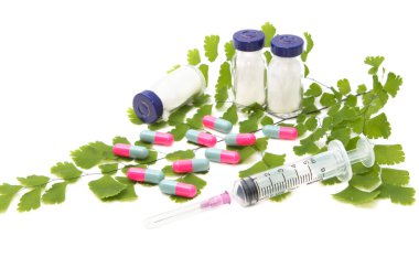 Yeşil tıbbi, tıbbi ampül ve haplar, izole şırınga