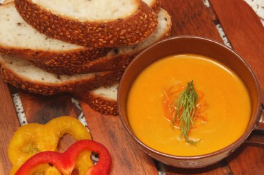 somon ve havuç kremi kepekli ekmek ile görev yaptı.