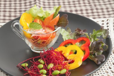 şeffaf kase taze sebze salatası