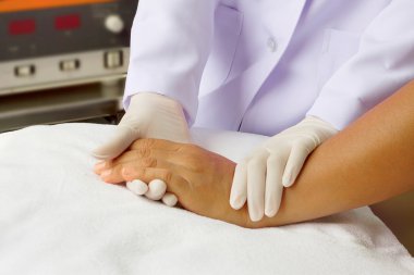 Doktor hastanın el, tutun hastanın h muayene eldiveni ile