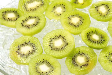 kivi beyaz zemin üzerine buz ile